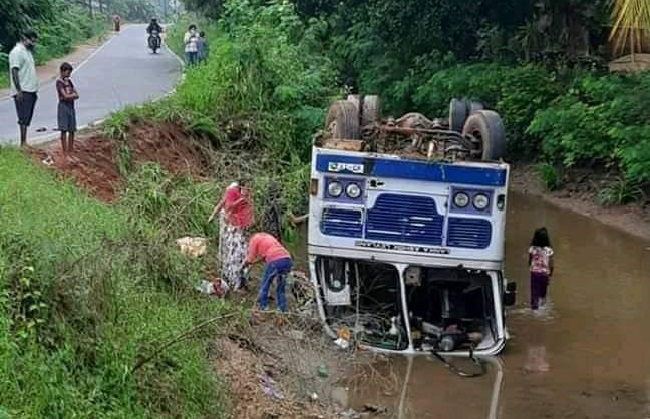 தலைகீழாக கவிழ்ந்த பேருந்து: 23 பேருக்கு நேர்ந்த விபரீதம்!