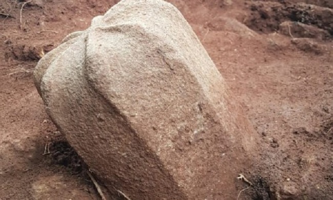 முல்லைத்தீவு – குருந்தூர் மலையில் வெளித் தோன்றிய சிவலிங்கம் போன்ற உருவம் தூபியின் முடிப் பகுதி! வெடித்தது சர்ச்சை