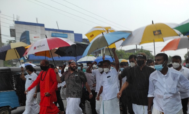 வீடுகளில் சிவனேயென இருக்கும் அரசியல் வாதிகளிற்கு தடையுத்தரவு; போராட்டத்திலுள்ள சுமந்திரன் அணிக்கு தடையில்லை….