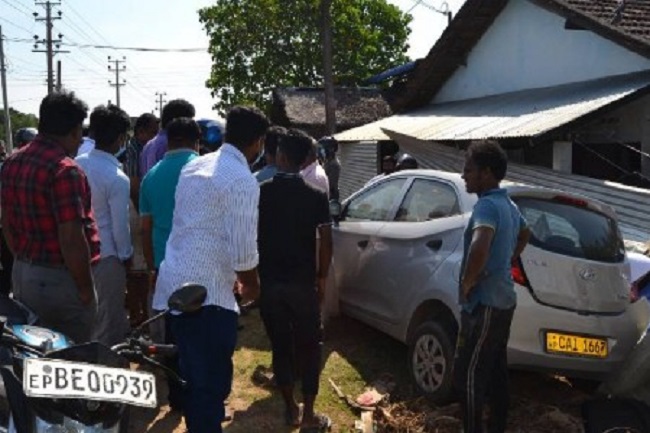 பாரிய விபத்தில் இருந்து மயிரிழையில் உயிர் தப்பிய மருத்துவர்