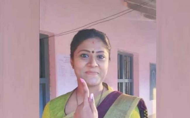 சொந்த கிராமத்தை மேம்படுத்த பல லட்சம் ரூபாய் சம்பளம் வாங்கிய வேலையை ராஜினாமா செய்துவிட்டு கிராம பஞ்சாயத்து தலைவரான பெண்….