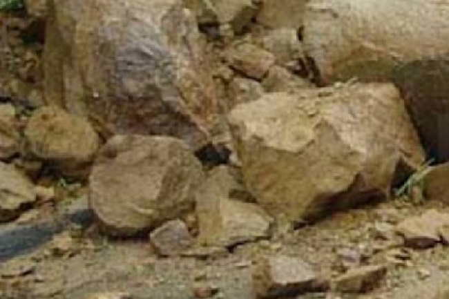 கருங்கல் ஒன்றில் சிக்கி பரிதாபமாக உயிரிழந்த 4 வயது குழந்தை!