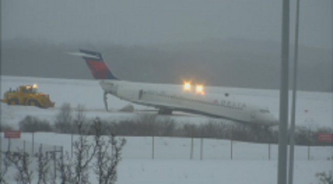 புறப்படத்தயாராகவிருந்த விமானத்திற்கு திடீரென ஏற்பட்ட விபரீதம்