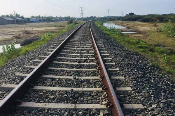 புகையிரதம் முன் பாய்ந்து குடும்பஸ்தர் ஒருவர் தற்கொலை!