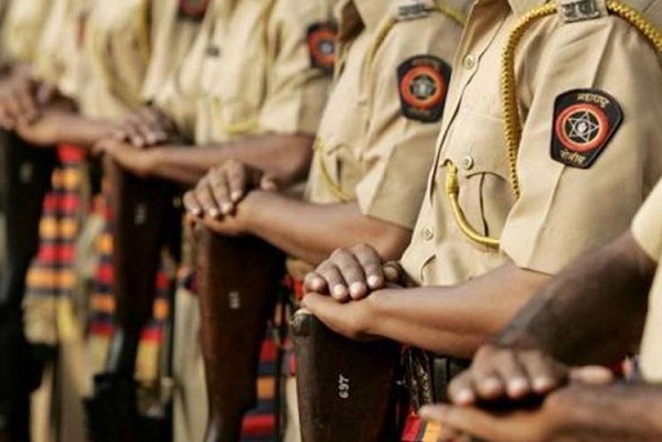 வேலியே பயிரை… பெண்கள் விடுதிக்குள் புகுந்து மிரட்டி ஆடையின்றி நடனம் ஆட வைத்த பொலிசார்