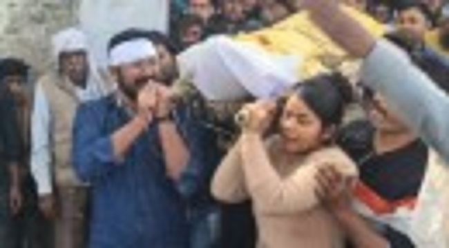 துஷ்பிரயோகம் செய்தவனால் கொல்லப்பட்ட தந்தையின் உடலை தோளில் சுமந்துச்சென்ற பாதிக்கப்பட்ட மகள்!