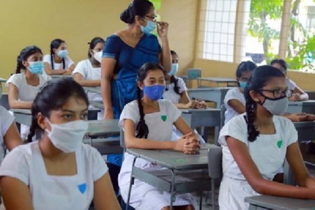 அதிபர் – மாணவர்கள் உட்பட 10 பேருக்கு கொரோனா…..