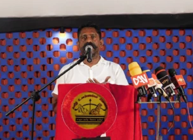 படம் காட்டும் ஆளும் கட்சி அரசியல்வாதிகளுக்கு இடையில் சிக்குண்டு சீரழியும் தமிழர்களை கடவுள்தான் காப்பாற்ற வேண்டும்! மோகன்