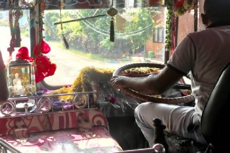 பயணிகள் பேருந்தை ஓட்டிவந்த 15 வயது சிறுவன் : தந்தைக்கு நேர்ந்த கதி!