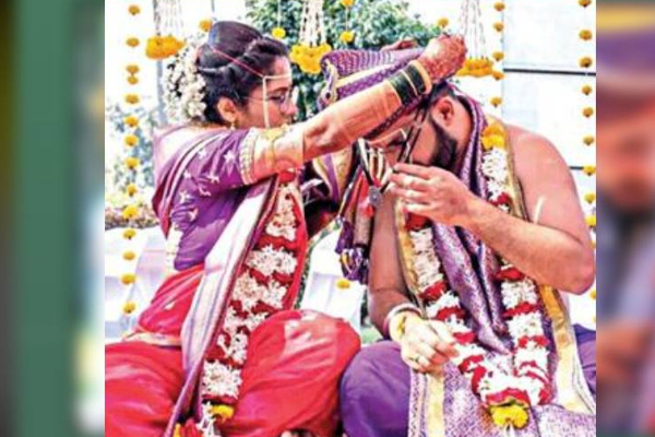 மாப்பிள்ளைக்கு தாலி கட்டிய மணப் பெண்! என்ன காரணம் தெரியுமா? வைரலாகும் புகைப்படத்தின் பின்னணி