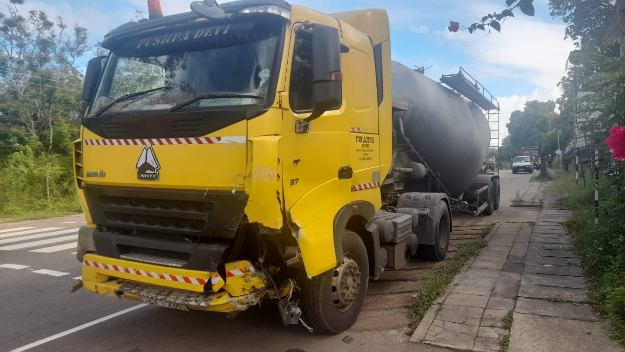 சீமெந்து ஏற்றிச் சென்ற வாகனத்துடன் மோட்டார்சைக்கிள் மோதி விபத்து – திருகோணமலையில் சம்பவம்