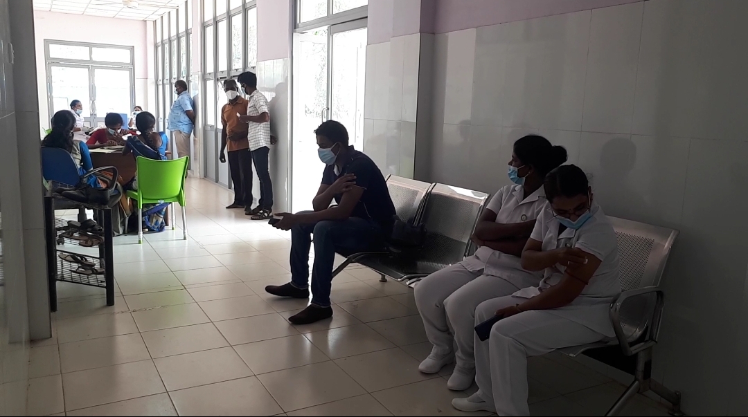 வவுனியாவில் பொலிஸார், சுகாதாரத்துறை சார்ந்தவர்களுக்கு இரண்டாவது டோஸ் தடுப்பூசி