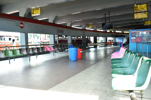 கோவிட் பரவல் அச்சம் காரணமாக வெறிச்சோடிய கொழும்பு உட்பட பல பகுதிகள்