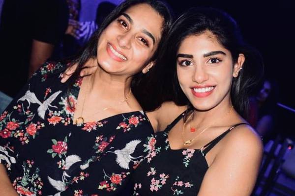 43 வயது நடிகையின் அழகில் மயங்கும் இளம் நடிகர்கள்! வயது வந்த பெண் இருப்பது தெரியுமா?