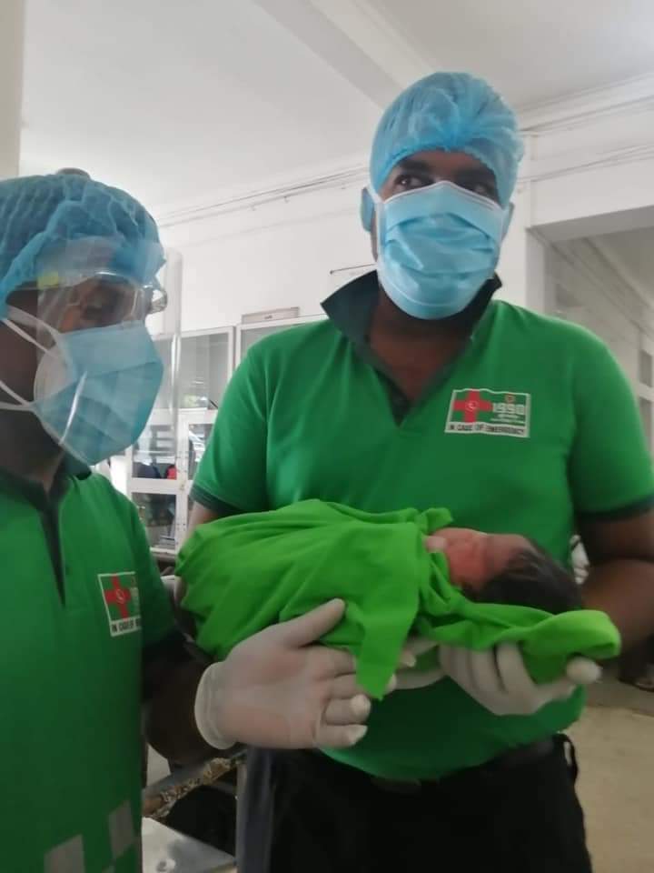 கொழும்பில் கோவிட் அச்சுறுத்தலுக்கு மத்தியிலும் அம்பியுலன்ஸில் பிறந்த குழந்தை