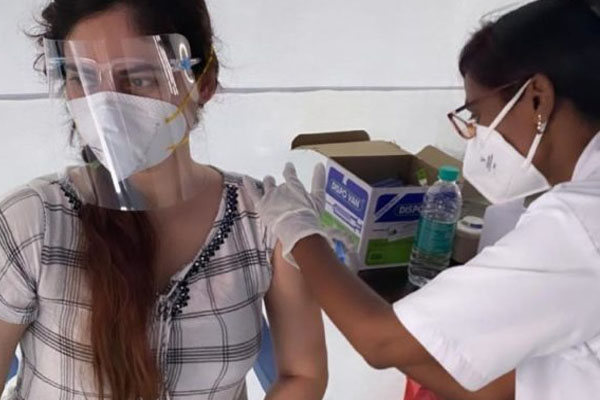 தடுப்பூசி போட்டுக் கொண்ட பிக்பாஸ் ஷெரினுக்கு கடும் காய்ச்சல்!…