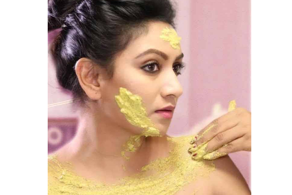 எந்த சோப்பும் தேவையில்லை.. சருமத்தை பளபளன்னு வெள்ளையாக்க தங்க குளியல் பொடி! செய்வது எப்படி?