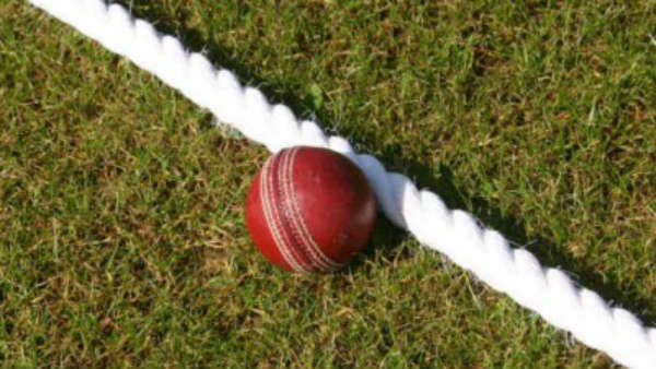 கிரிக்கெட் விளையாடிய கொரோனா இளைஞன்: 15இற்கும் மேற்பட்ட குடும்பங்களுக்கு நேர்ந்த நிலை!