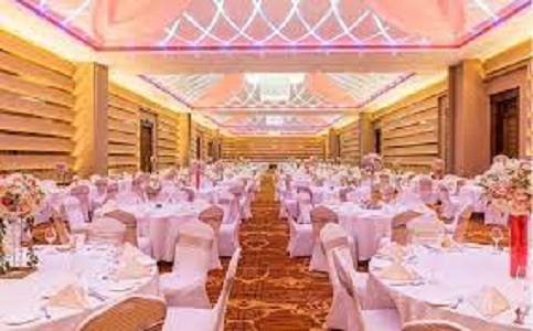 சட்டத்தை மீறி திருமண வைபவத்தை நடத்திய மணமக்கள் உட்பட 11 பேருக்கு நேர்ந்த பரிதாபம்