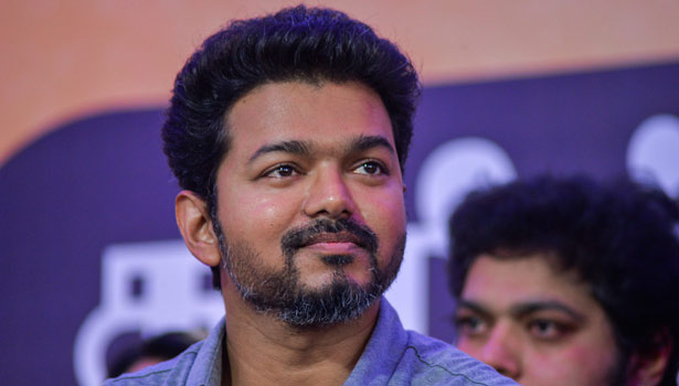 பீட்ஸ் படப்பிடிப்புக்கு கிளம்பிட்டாரா தளபதி? வைரலாகும் விஜய்யின் விமான நிலைய வீடியோ!