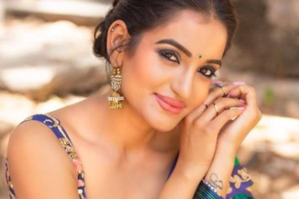 நடிகையை அணைத்தபடி தொடையில் பளீச் முத்தம்! பிரபல இயக்குநரின் லீலை புகைப்படம்..