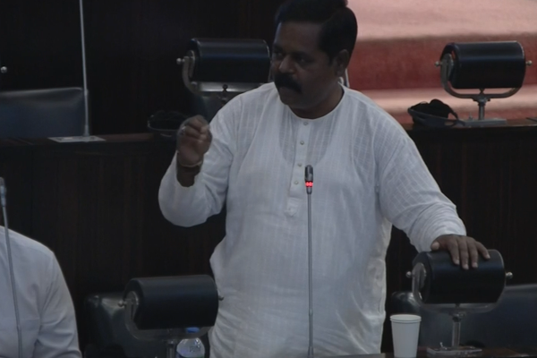 முடக்கமும் இல்லாத ஊரடங்கும் இல்லாத பயணத்தடை – நாடாளுமன்றில் சிறீதரன்