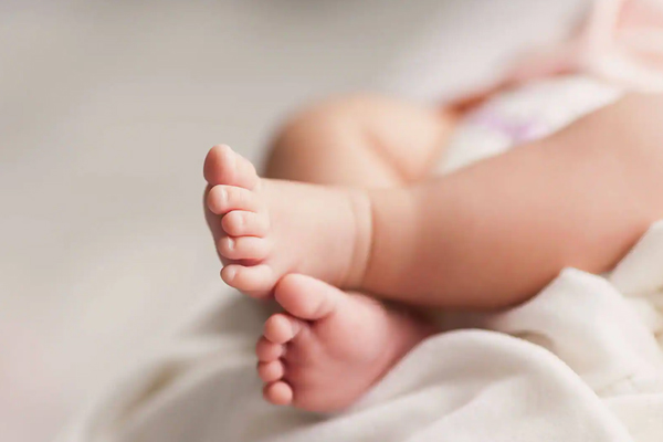 சுவிஸில் பச்சிளம் குழந்தைக்கு தந்தையால் ஏற்பட்ட துயரம்