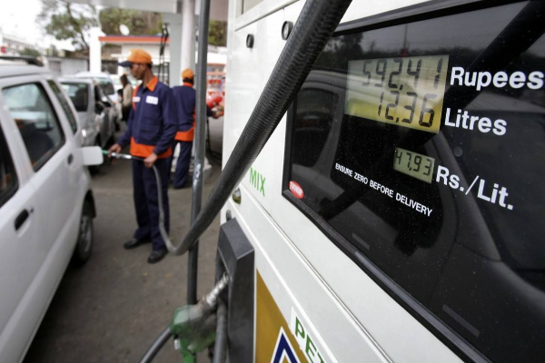 இலங்கையில் எரிபொருள் விலை அதிகரிப்பின் பின்னால் நடந்தது என்ன?