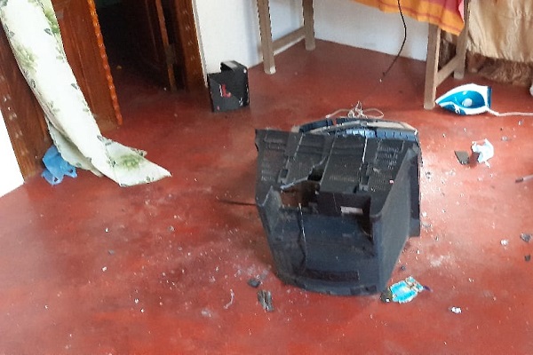 யாழ். கொக்குவிலில் வீடு புகுந்து வன்முறை கும்பல் அட்டகாசம்! – பெறுமதியான பொருட்கள் சேதம்