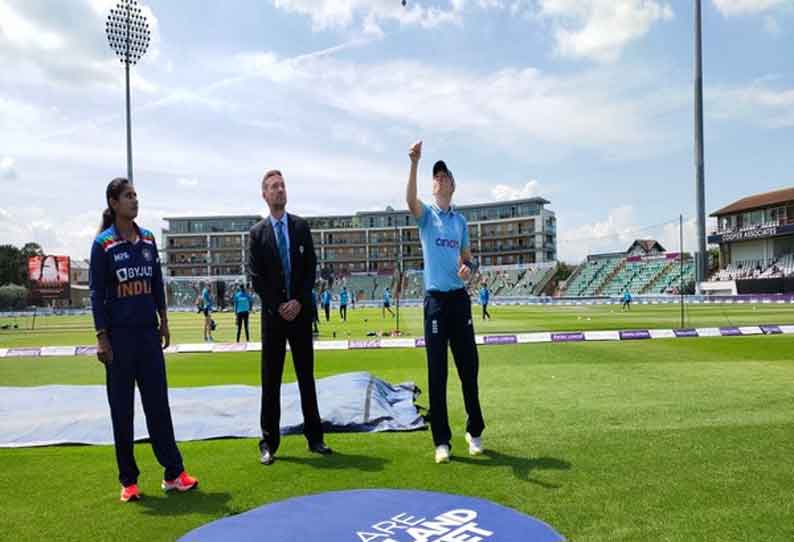 இந்தியாவுடனான 2-வது ஒருநாள் போட்டி: இங்கிலாந்து அணி பந்து வீச்சு