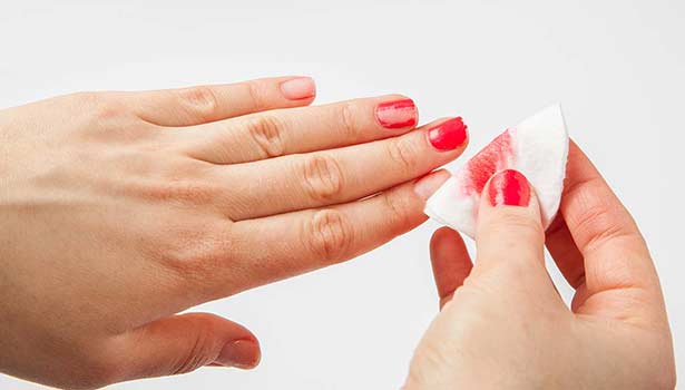 நக பாலீஷை சில நிமிடங்களில் நீக்க இதை பயன்படுத்தலாம்…