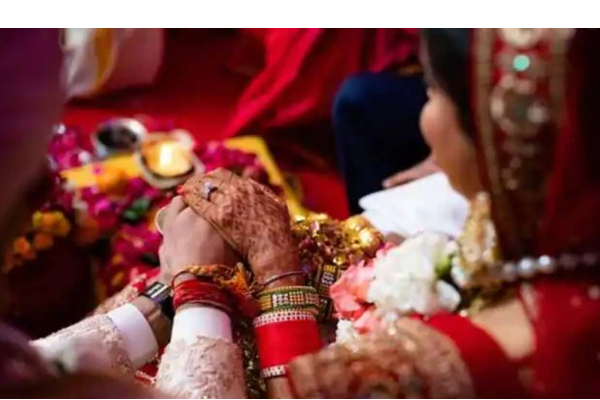 கணவரை விவகாரத்து செய்து மாமனாரை திருமணம் செய்து கொண்ட பெண்! பொலிசாரிடம் சொன்ன காரணம்: அதிர்ச்சியில் குடும்பத்தினர்