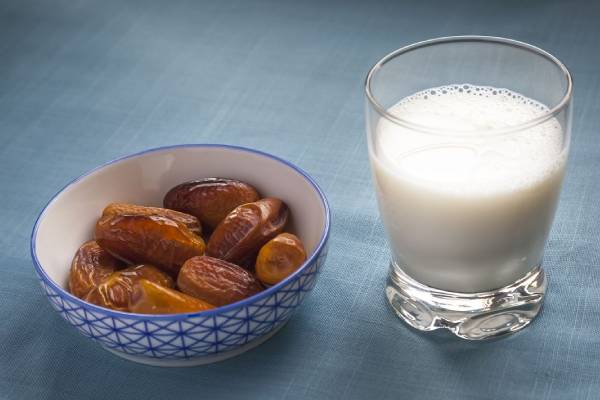 பேரீச்சம்பழத்தை பாலில் ஊற வைத்து குடித்தால் கிடைக்கும் நன்மைகள் எனென்ன தெரியுமா?