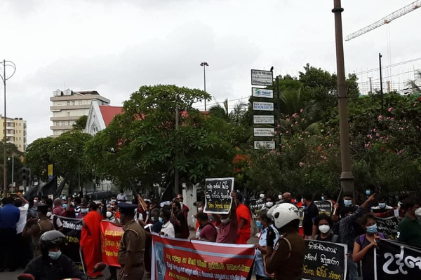 கொழும்பில் மாபெரும் ஆர்ப்பாட்டம்! பாரிய வாகன நெரிசல்