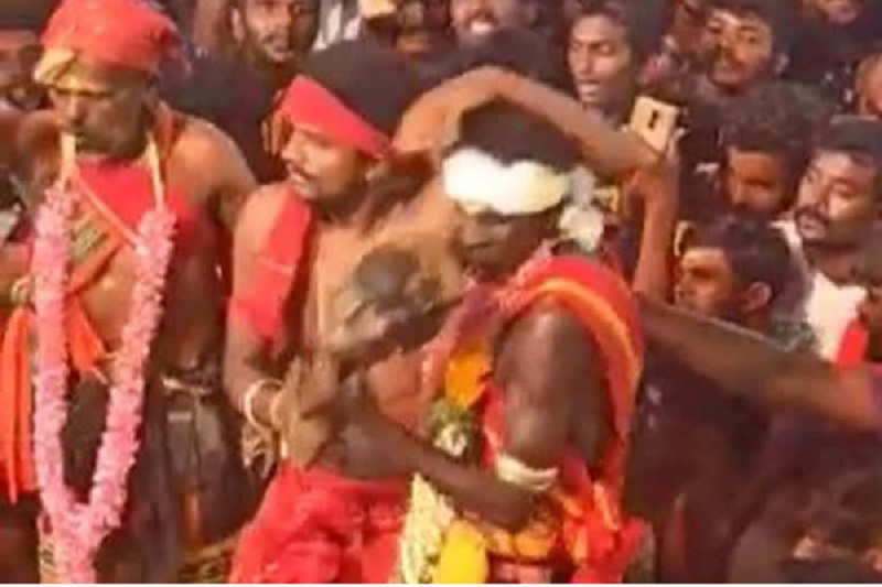 பிணத்தின் தலையுடன் நடனமாடும் சாமியார்