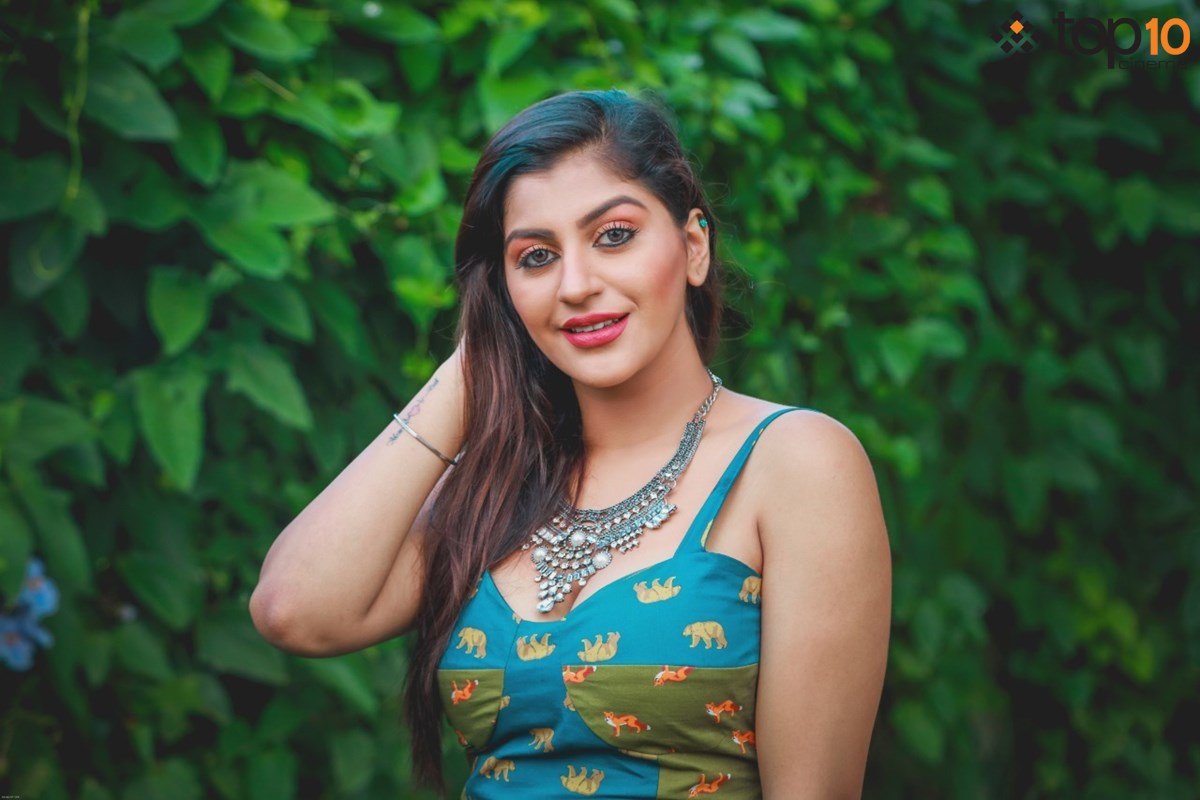 குட்டை ஆடையில் சிக்ஸ்பேக் காமிக்கும் நடிகை யாஷிகா! புகைப்படம்.