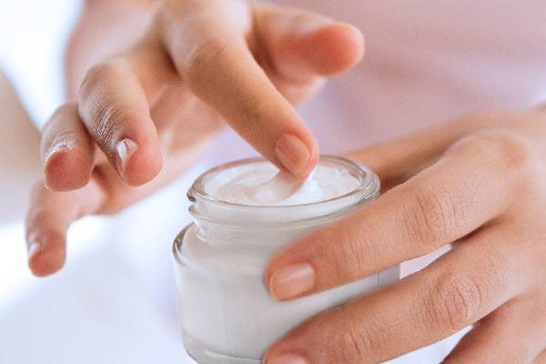 எச்சரிக்கை யாழில் விபரம் எதுவுமில்லாத முக பூச்சுக்கள் விற்பனை; அவதானம் மக்களே!