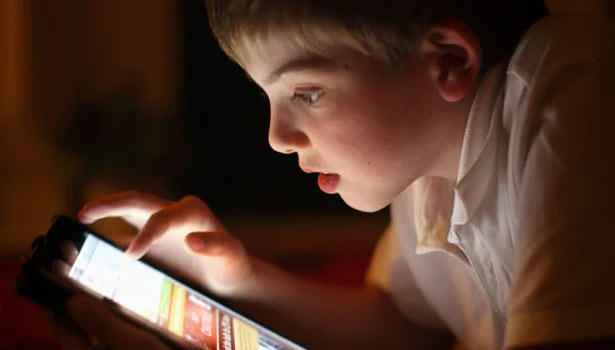 குழந்தைகளை கண்டுகொள்ளாமலே விட்டுவிட்டு கண்ணீர் வடிக்கும் அம்மாக்கள்