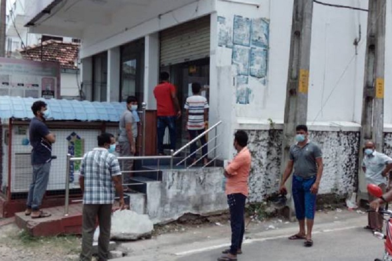 சதொசவில்   சீனிக்காக படையெடுத்த  ஏராளமான மக்கள்!