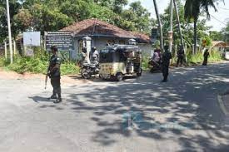 யாழ் மக்களை பாராட்டும்  பொலிஸார்