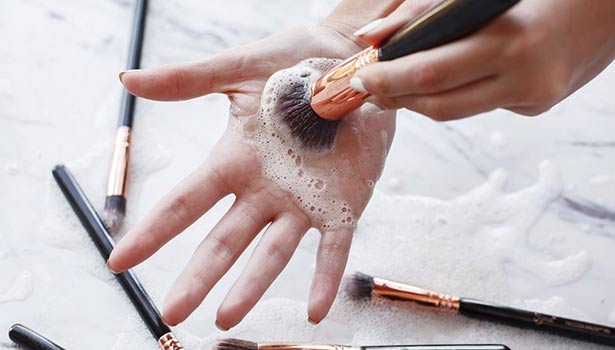 மேக்கப் பிரஷ்களை சுத்தமாக பராமரிக்காவிட்டால் இந்த பிரச்சனைகள் வரலாம்..