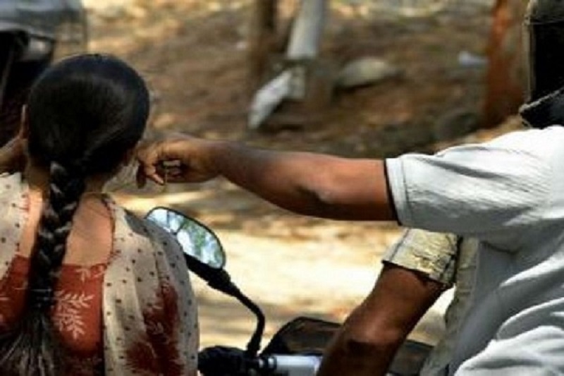 வட்டுக்கோட்டை  பகுதியில்  பெண் ஒருவரின்  தங்கச்சங்கிலிமோட்டார் சைக்கிளில் வந்த நபரால்   கொள்ளை!