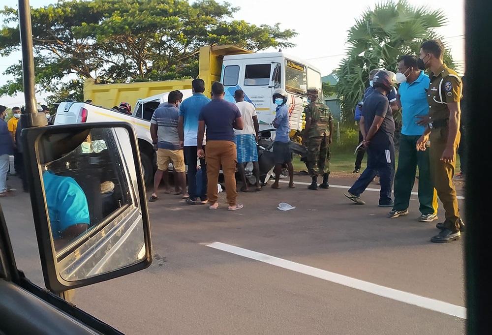 வவுனியா, கனகராயன்குளம் பகுதியில் பிக்கப் வாகனமும், டிப்பரொன்றும் நேருக்கு நேர் மோதியத்தில்  இருவர் உயிரிழப்பு!
