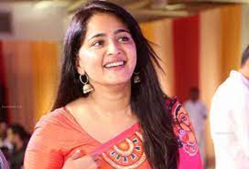 பார்த்தீர்களா அனுஷ்காவையே இப்படி மாற்றியுள்ளார்களே!