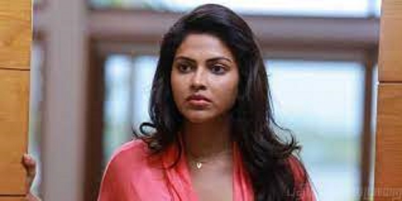 கடற்கரையில் கவர்ச்சி காட்டும்  அமலாபால்