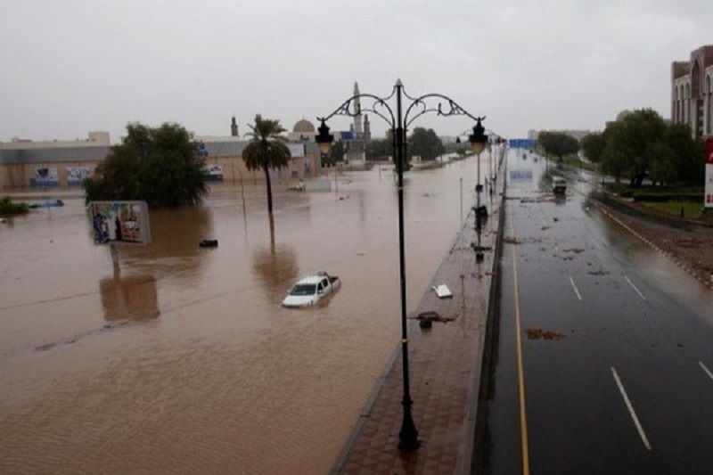 ஓமான் நாட்டில் ஏற்ப்பட்ட கடும் புயலால் திண்டாடும் மக்கள்