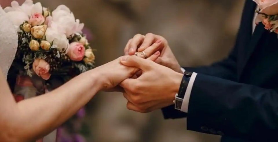 காதலனுக்கு சித்தியான வினோத காதலி