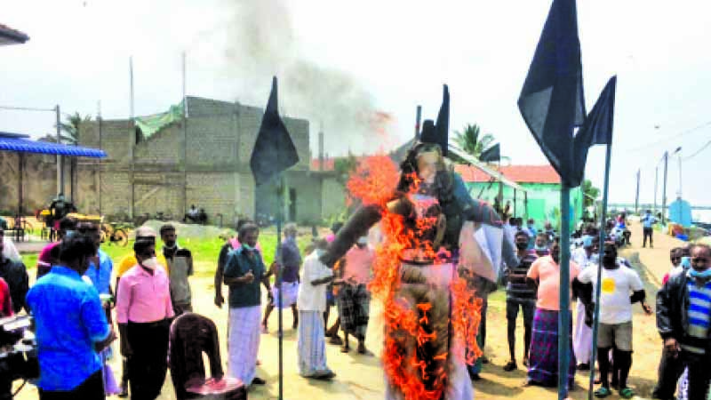 யாழில் சுமந்திரனுக்கு எதிராக இடம் பெற்ற ஆர்ப்பாட்டம்!