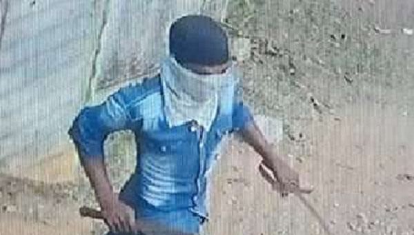 கிளிநொச்சி வைத்தியசாலை சத்திரசிகிச்சை கூட வாயிலில் வாள்வெட்டு!