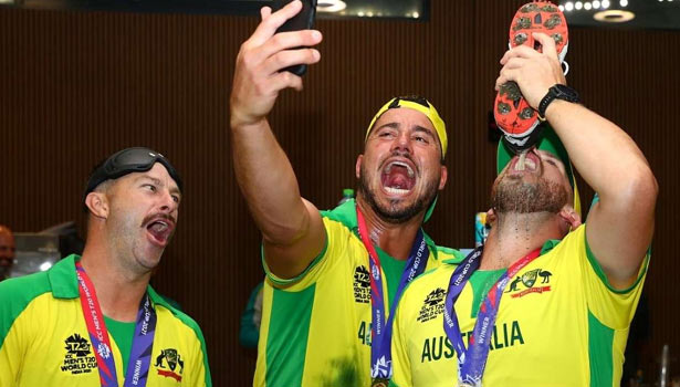 வெற்றிக்களிப்பில் ஷூவில் மதுபானம் குடித்த அவுஸ்த்திரேலிய வீரர்கள்